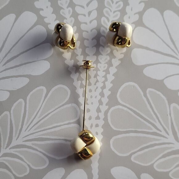 Vintage 50s Trifari Clip on Earrings and Hat pin - Picture 1 of 4